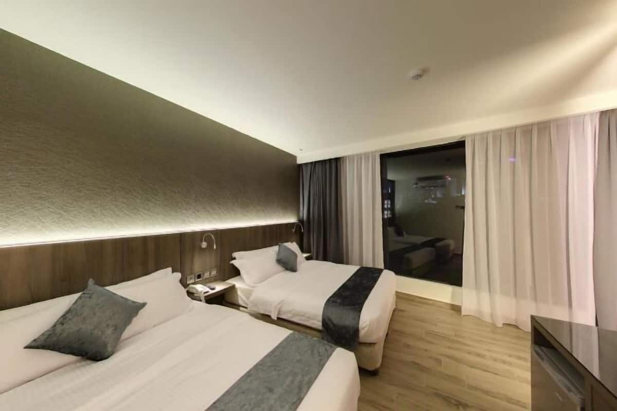 In-room safe, blackout drapes, soundproofing