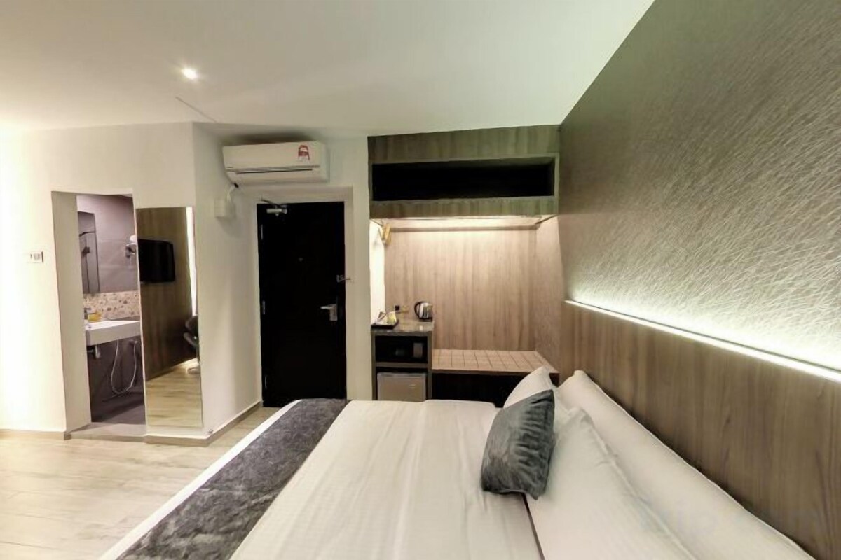 In-room safe, blackout curtains, soundproofing