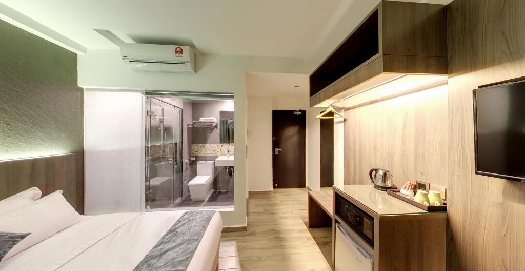 Peti besi dalam bilik, langsir/tirai gelap terus 