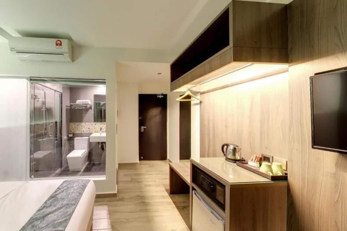 Tallelokero huoneessa, pimennysverhot, silitysrauta/-lauta