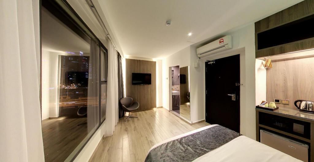 Peti besi dalam bilik, langsir/tirai gelap terus 