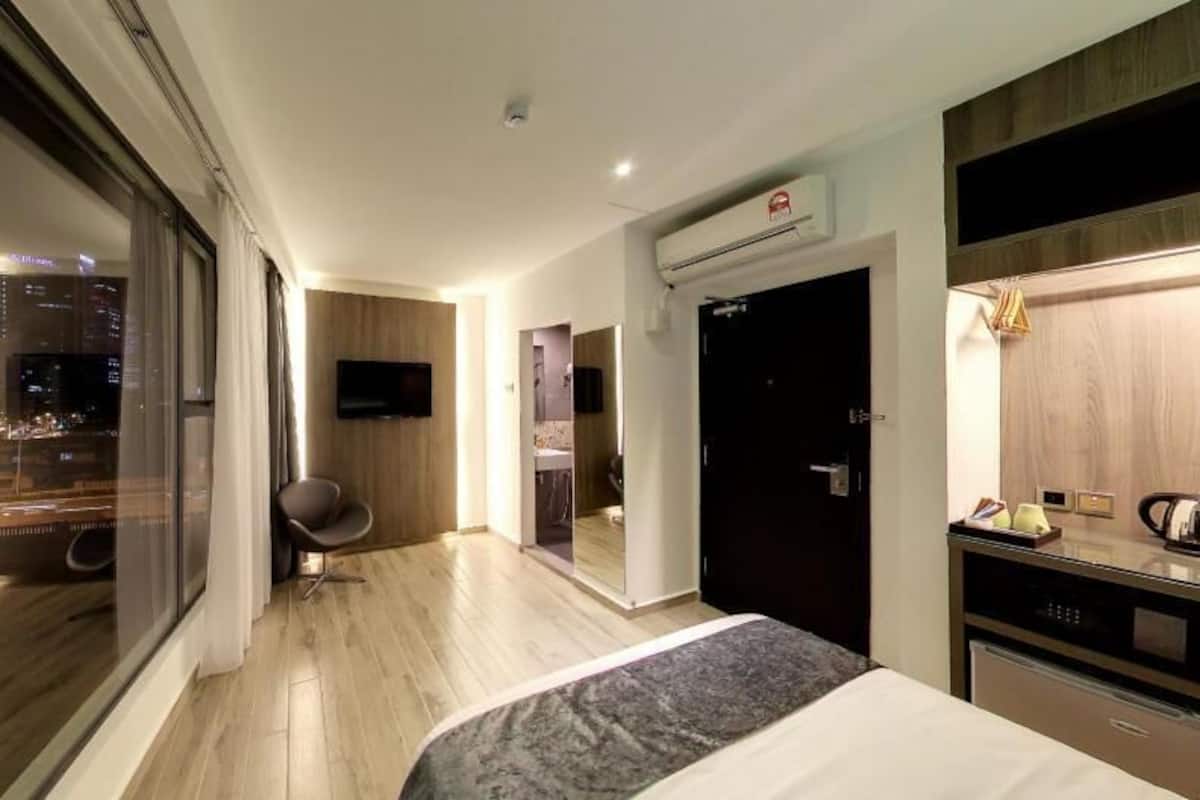 Tallelokero huoneessa, pimennysverhot, silitysrauta/-lauta