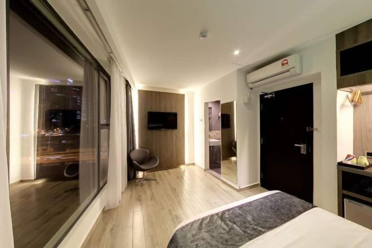 In-room safe, blackout drapes, soundproofing