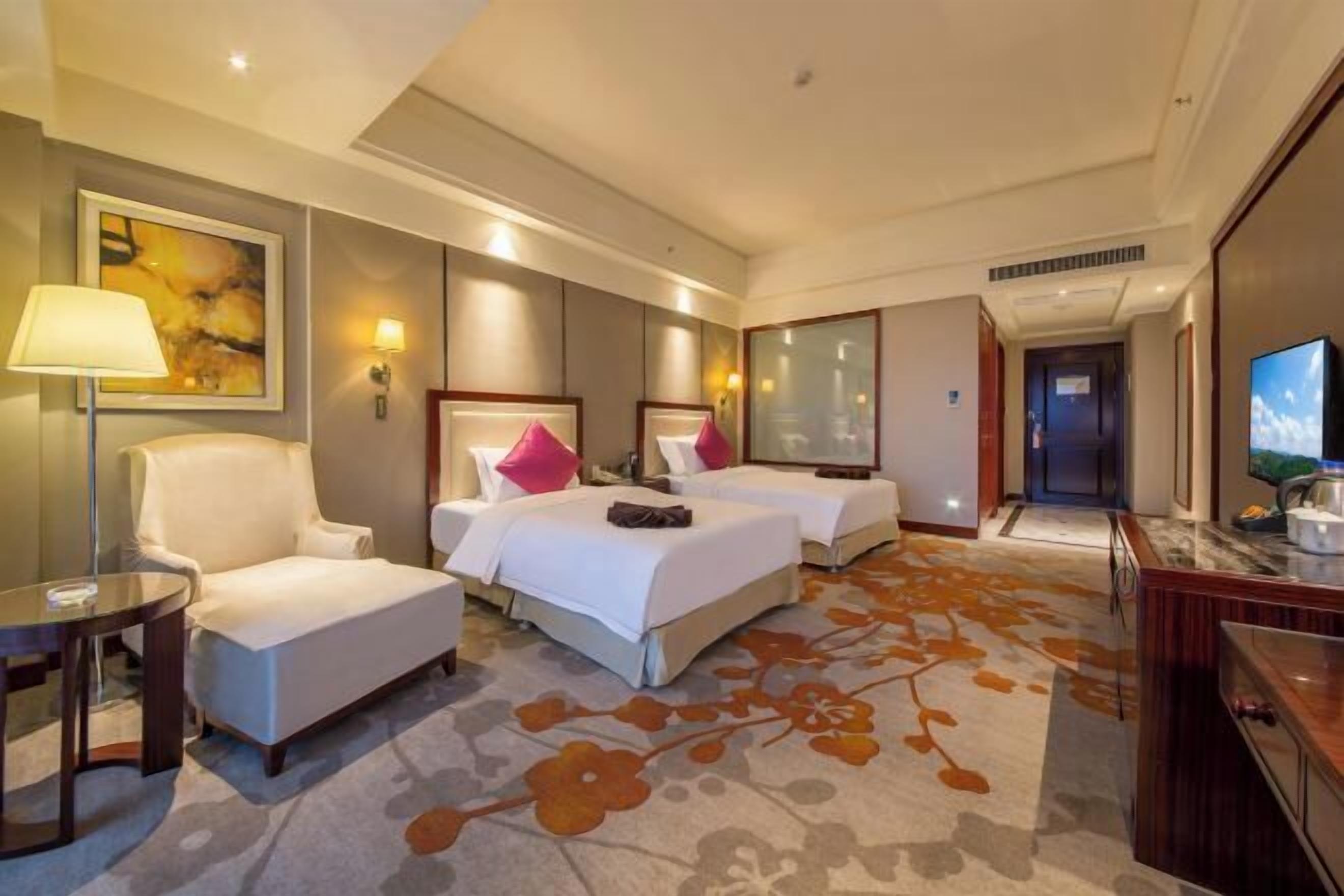 Minibar, coffres-forts dans les chambres, bureau, rideaux occultants