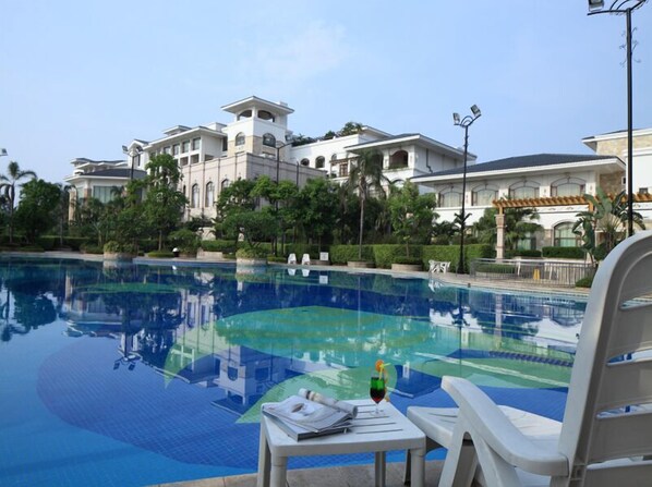 Indoor pool, outdoor pool - Country Garden Phoenix Hotel Suizhou (Suizhou)