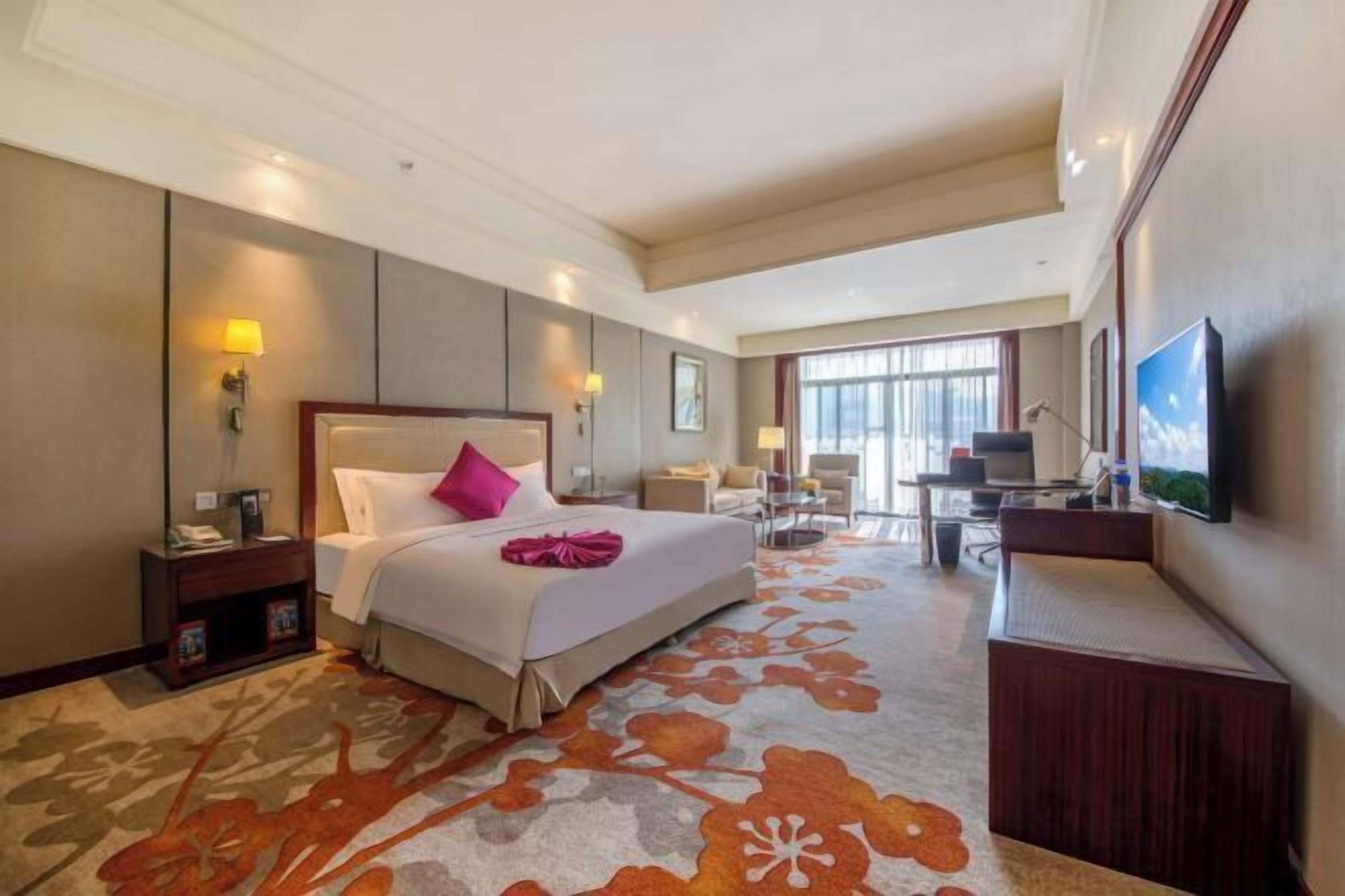 Minibar, coffres-forts dans les chambres, bureau, rideaux occultants