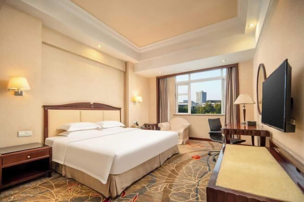 Minibar, in-room safe, desk, blackout curtains