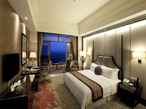 Deluxe Room | Minibar, in-room safe, desk, blackout drapes - Country Garden Phoenix Hotel Suizhou (Suizhou)