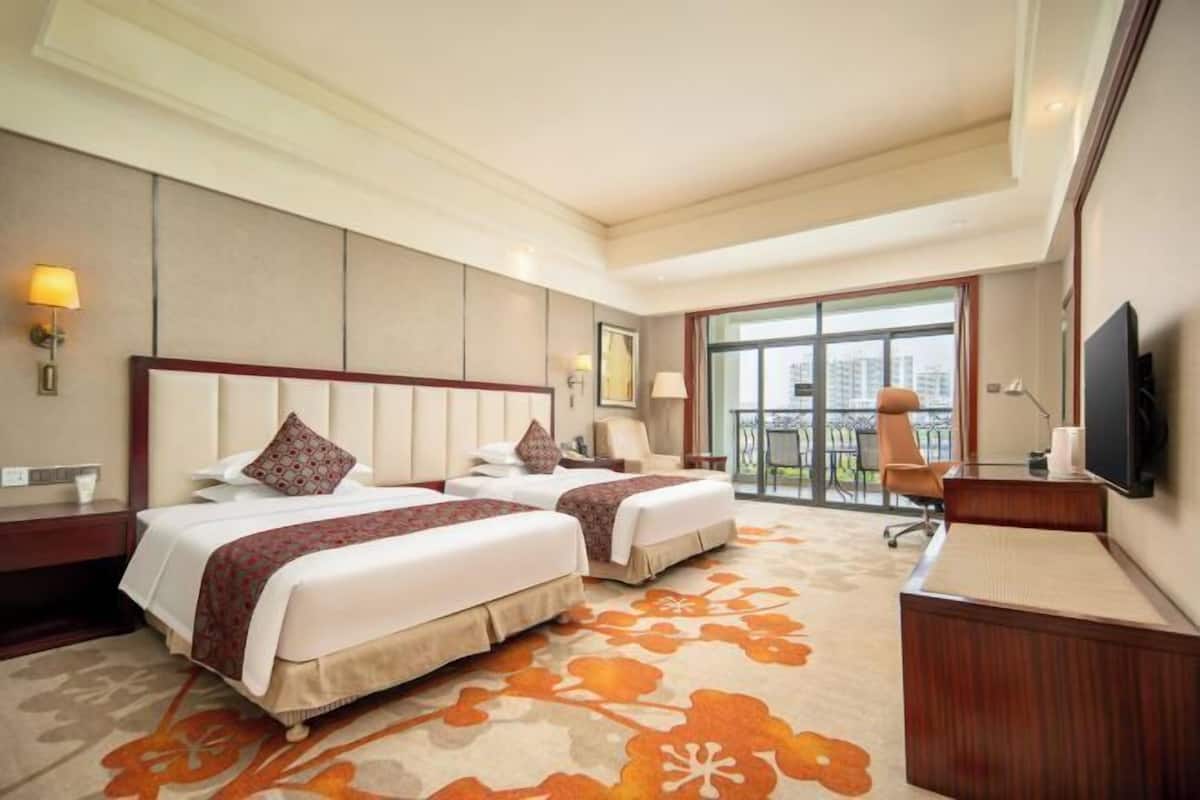 Minibar, in-room safe, desk, blackout curtains