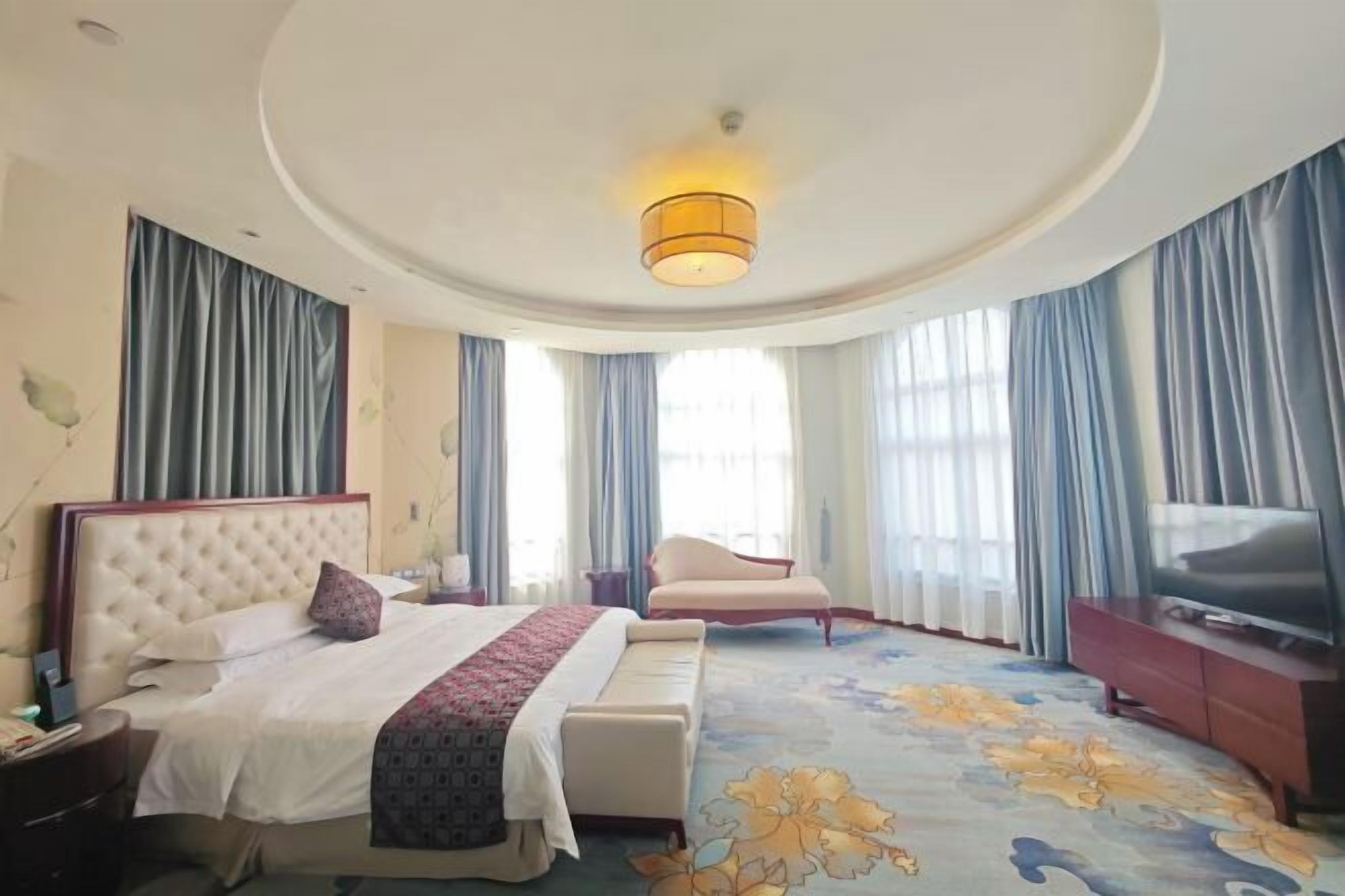 Minibar, coffres-forts dans les chambres, bureau, rideaux occultants