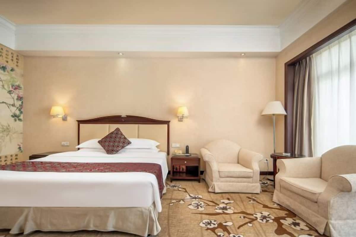 Minibar, in-room safe, desk, blackout curtains