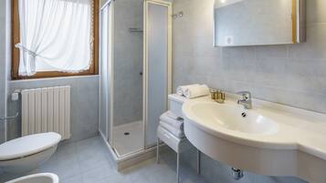 Haartrockner, Bidet, Handtücher