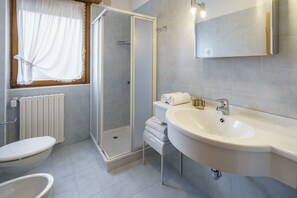 Asciugacapelli, bidet, asciugamani