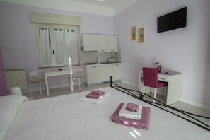 Studio, 1 Queen Bed, Kitchenette, Valley View