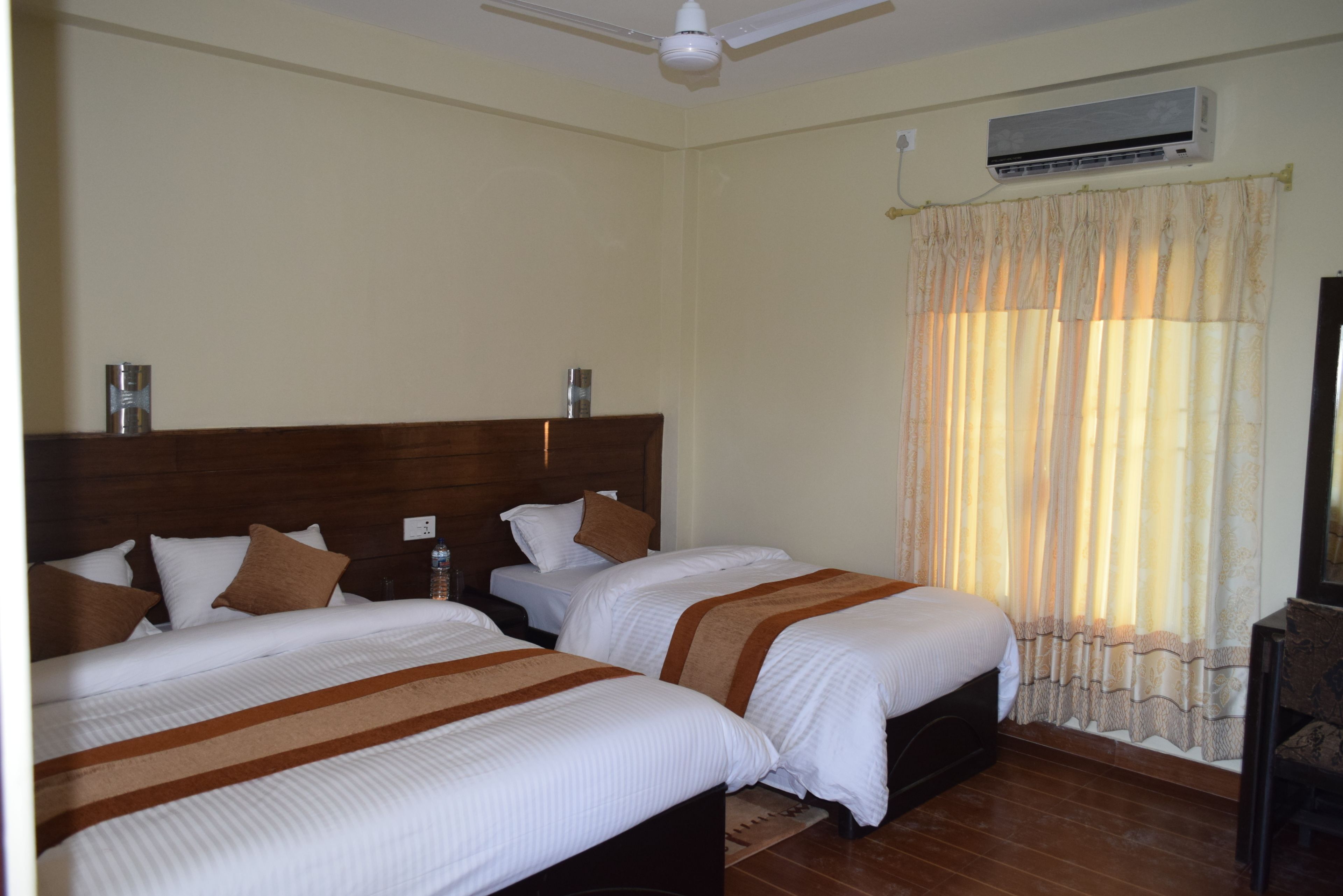 deluxe double room | in-room safe, desk, rollaway beds, free wifi
