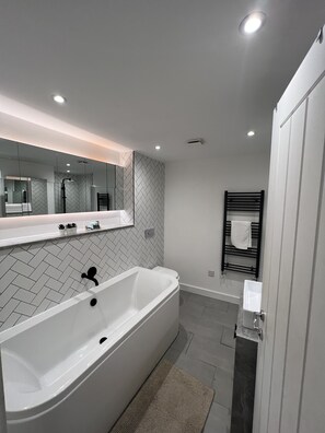 Shower, hair dryer, towels - Brighton Holiday Village *Parking Included* (Brighton)