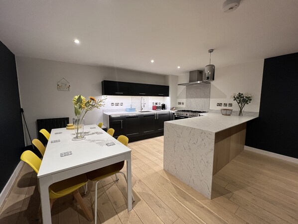 40 インチの薄型テレビ (デジタル放送視聴可)、液晶テレビ、Netflix