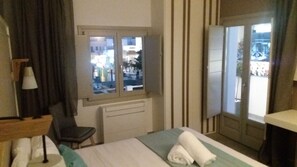 Quarto casal superior | Cofres nos quartos, escrivaninha, espaço de trabalho para notebook