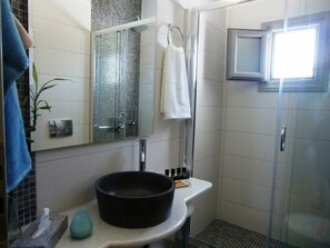 Chambre supérieure double | Lavabo de la salle de bain