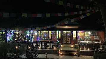 供應早餐、午餐和晚餐,當地和國際料理