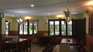 朝食、ランチ、ディナーに営業
