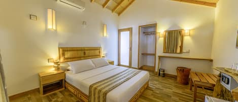 1 bedroom, Egyptian cotton sheets, premium bedding, down comforters