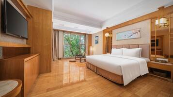 Minibar, in-room safe, desk, laptop workspace