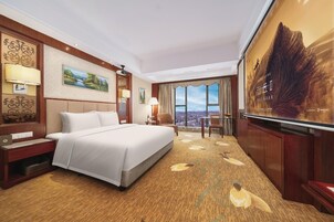 Minibar, caja de seguridad en la habitación y escritorio 