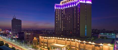 Vista frontal de la propiedad por la tarde o noche