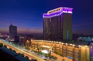 Fachada de la propiedad por la tarde o noche