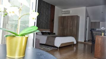 1 dormitorio, minibar, escritorio y cortinas opacas