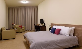 1 dormitorio, minibar, escritorio y cortinas opacas