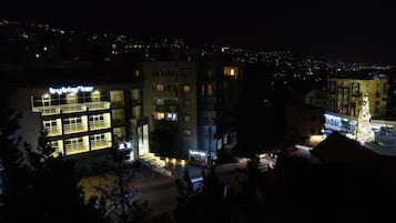 Bagian depan properti - sore/malam