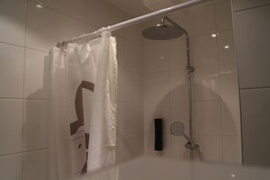 Superior Double Room | Bathroom | Rainfall showerhead, free toiletries, hair dryer, towels