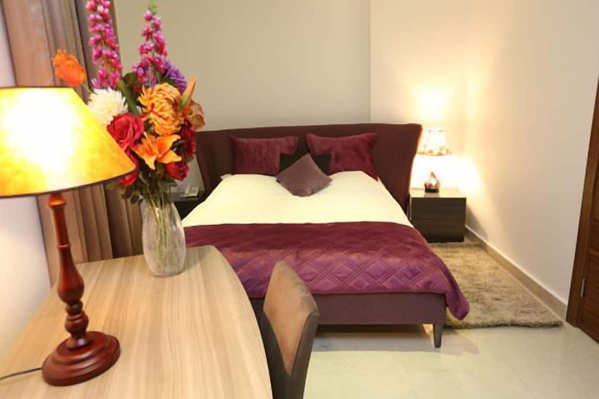 Double or Twin Room | 1 bedroom, pillowtop beds, in-room safe, blackout drapes