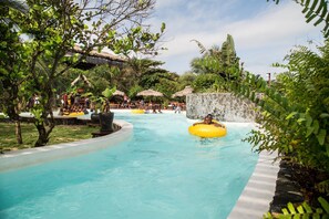 5 outdoor pools, open 10:00 AM to 8:00 PM, pool umbrellas, sun loungers - Libassa Ecolodge (Marshall)
