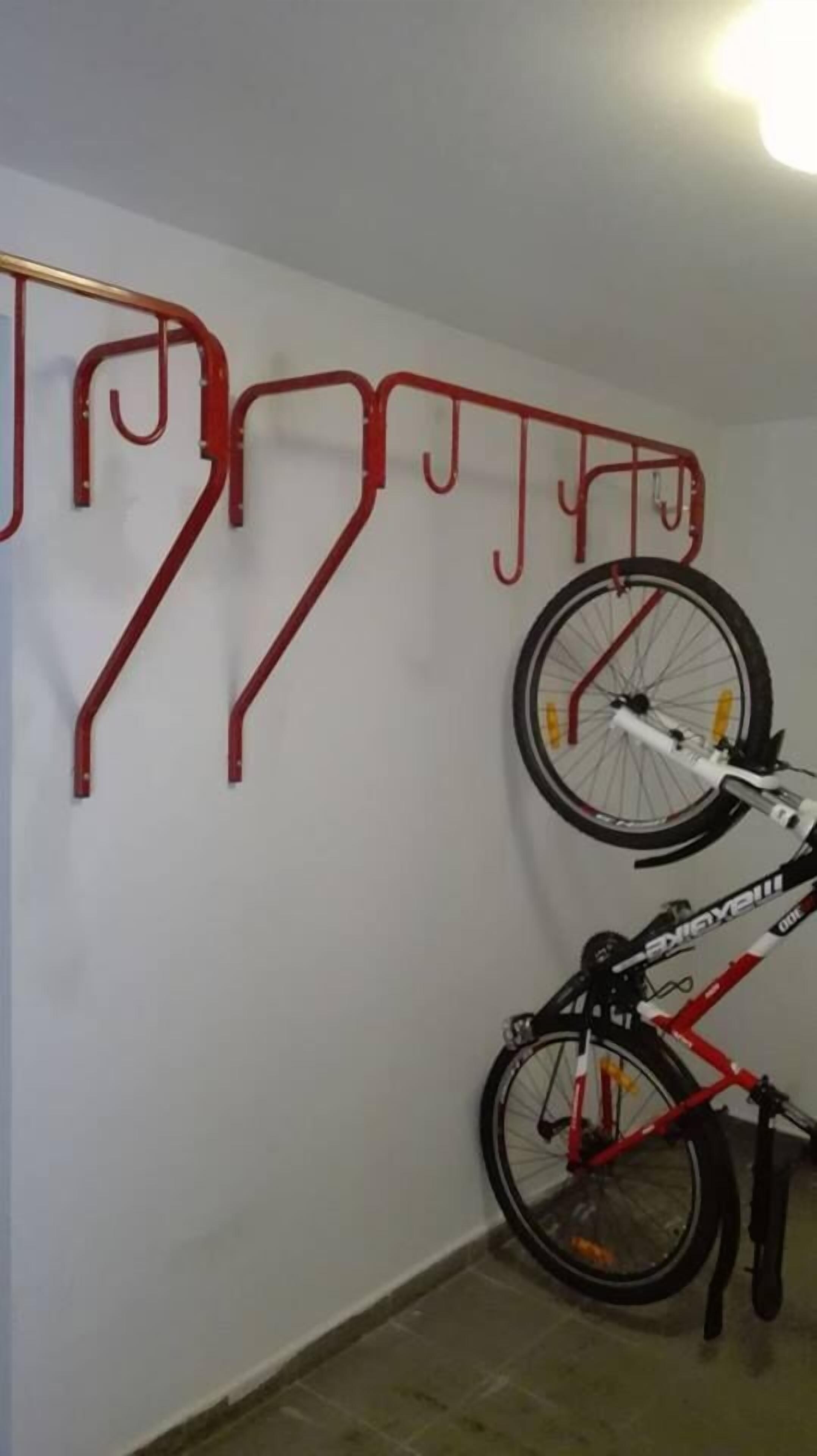 Een fiets bevestigd aan een wandhouder.
