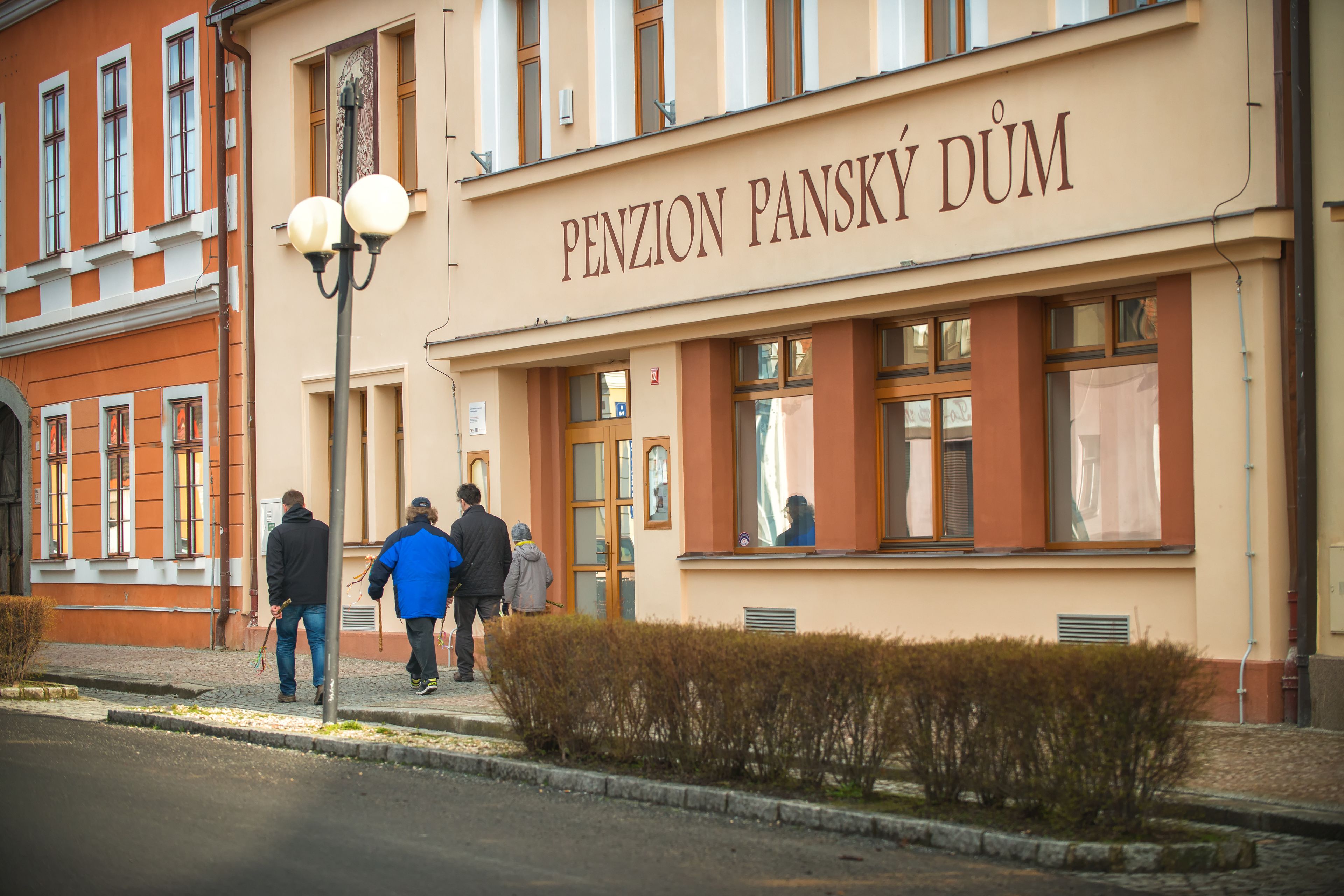 Um edifício com uma placa que diz "PENZION PANSKY DUM".