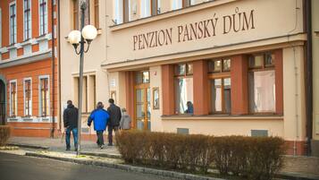 Um edifício com uma placa que diz "PENZION PANSKY DUM".