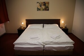 ตู้นิรภัยในห้องพัก, โต๊ะทำงาน, ห้องเก็บเสียง, เตียงเสริม/เปล