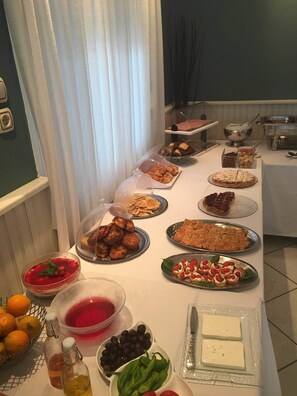 Petit déjeuner buffet (11 EUR par personne)