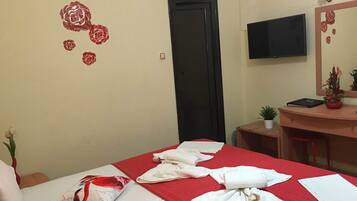 Habitación estándar con 1 cama matrimonial o 2 individuales | Espacio para trabajar con laptop, wifi gratis y ropa de cama