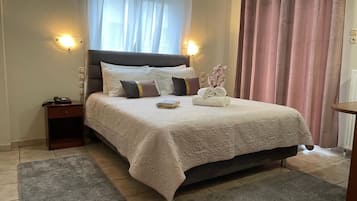Espacio para trabajar con laptop, wifi gratis y ropa de cama