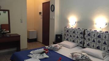 Habitación triple estándar | Espacio para trabajar con laptop, wifi gratis y ropa de cama