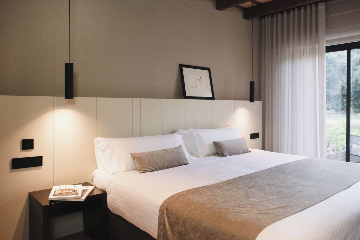 Premium bedding, down comforters, in-room safe, desk