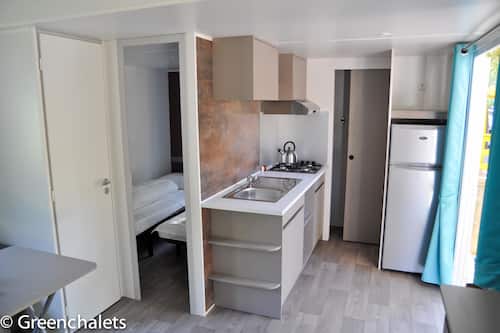 Deluxe-chalet, useita makuuhuoneita, tupakointi kielletty, lanai | Yksityinen keittiö | Jääkaappi, mikroaaltouuni, kahvin-/teenkeitin, vedenkeitin