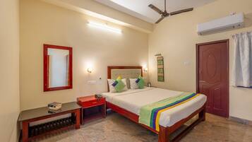 مكتب وستائر تعتيم وتجهيزات عازلة للصوت ومكواة/لوح كي