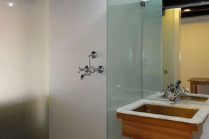 Shower, free toiletries, towels - Lalit Heritage Home (Lalitpur)