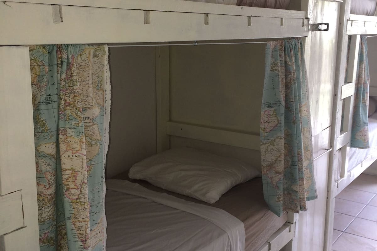 Habitación básica, varias camas, cocineta, en el área del jardín | 1 habitación, wifi gratis y ropa de cama
