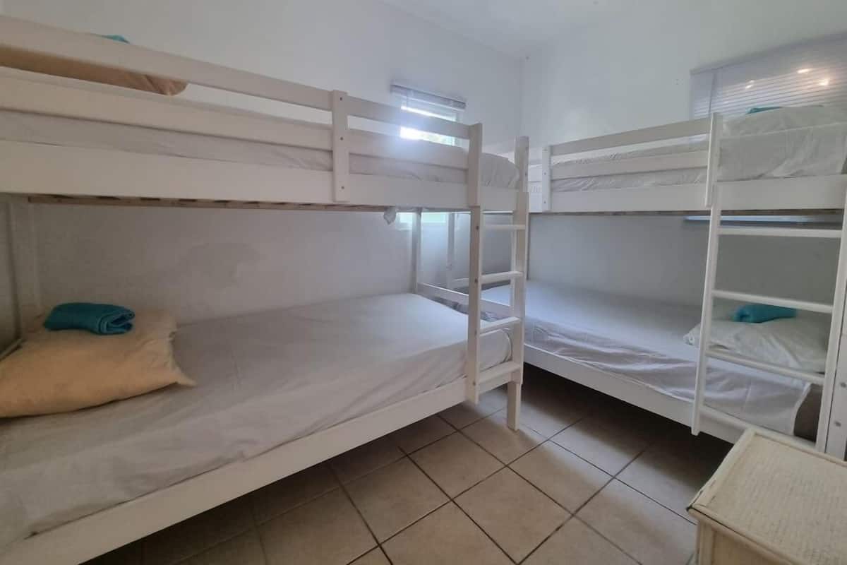 Dormitorio compartido básico, varias camas, cocineta, en el área del jardín | 1 habitación, wifi gratis y ropa de cama